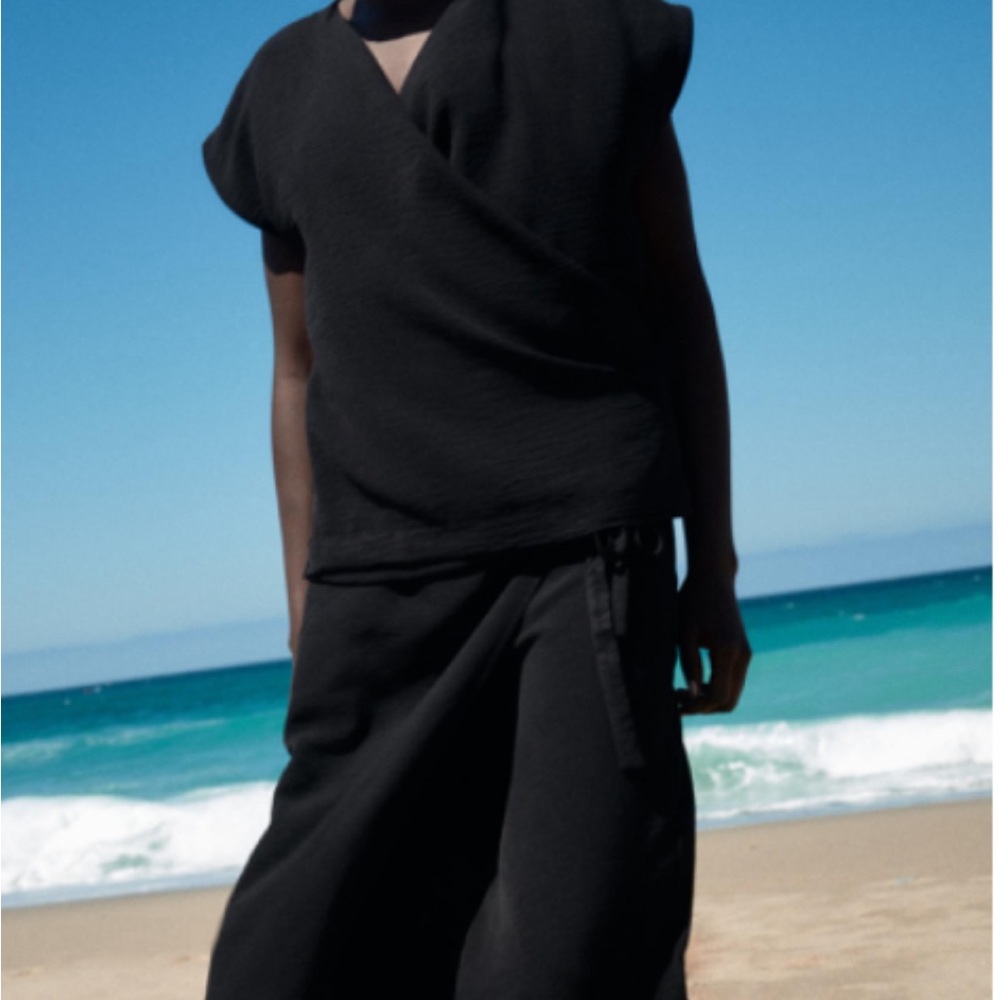 FLOWY WRAP TOP BLACK . SIZE S